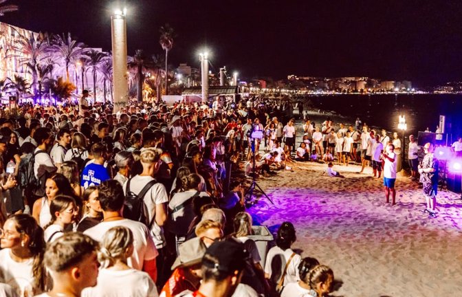 Bis zu 200 Menschen hören bei den Gottesdiensten am Strand von Palma zu.<span class='image-autor'>Reach Mallorca</span>