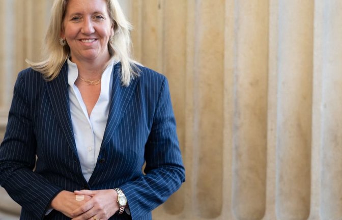 Die Handhaltung ist schon mal präsidial: Ines Claus, Fraktionsvorsitzende der Hessen-CDU<span class='image-autor'>Boris Roessler/dpa</span>