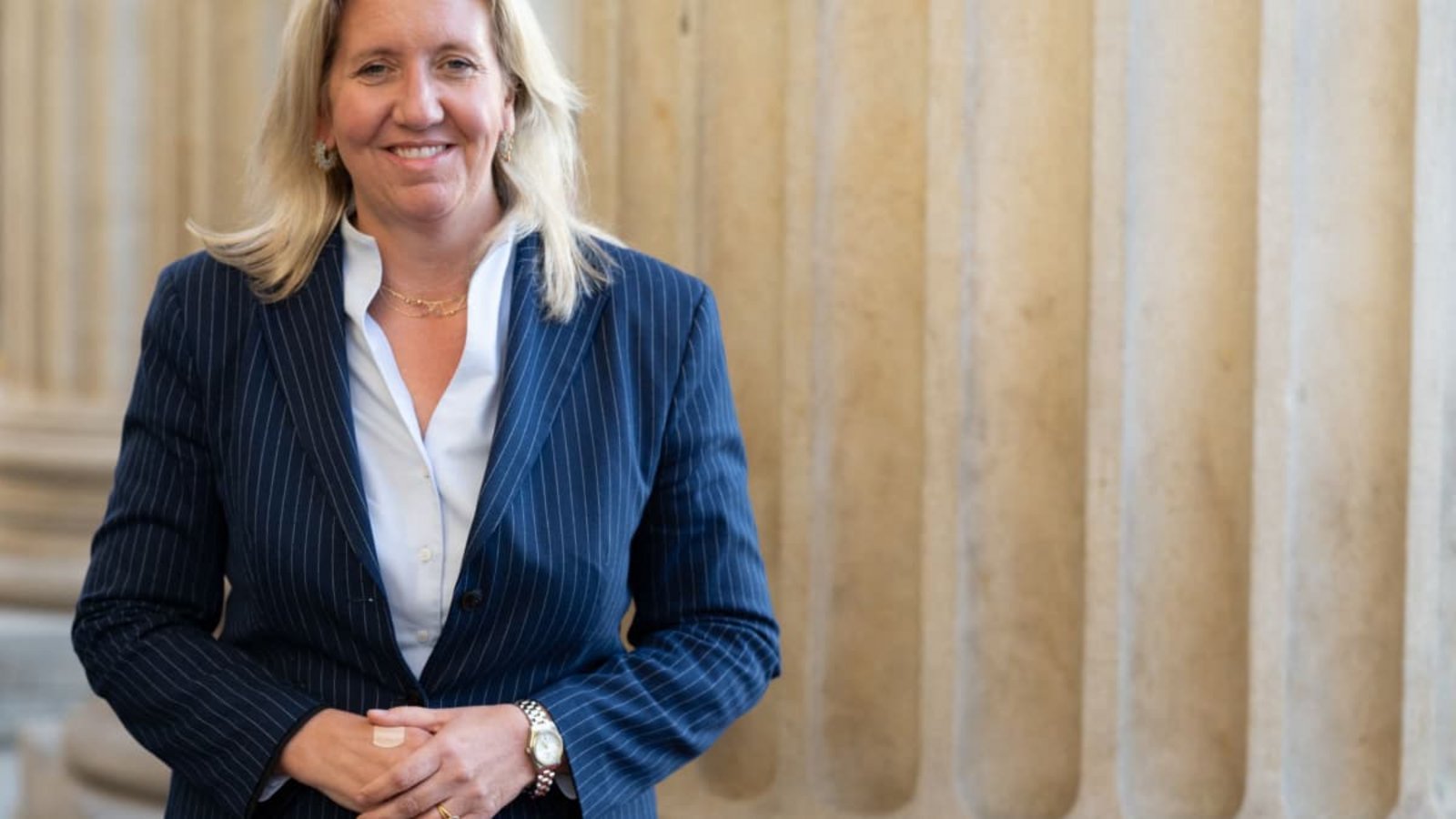 Die Handhaltung ist schon mal präsidial: Ines Claus, Fraktionsvorsitzende der Hessen-CDUBoris Roessler/dpa Die Handhaltung ist schon mal präsidial: Ines Claus, Fraktionsvorsitzende der Hessen-CDUBoris Roessler/dpa