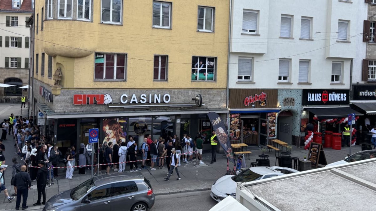 Am Donnerstag standen Döner-Fans Schlange für den Kebap für nur einen Cent.Lea Jansky Am Donnerstag standen Döner-Fans Schlange für den Kebap für nur einen Cent.Lea Jansky