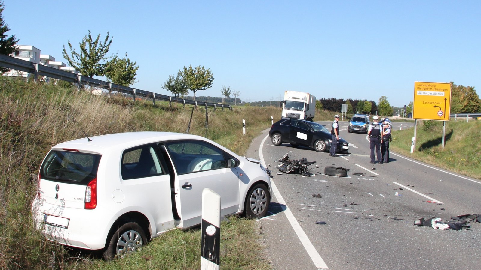 Nach dem Frontalzusammenstoß musste die L 1125 voll gesperrt werden. Foto: Rieger Nach dem Frontalzusammenstoß musste die L 1125 voll gesperrt werden. Foto: Rieger