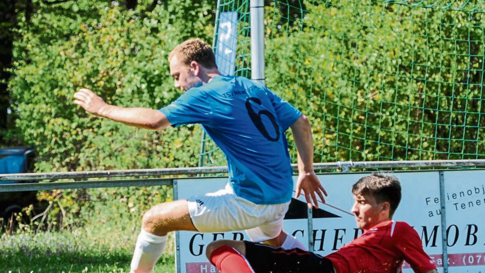 Einen Schritt schneller am Ball: Häfnerhaslachs Pascal Hirsch (links) klärt vor Horrheims Marko Gazinkovski. Foto: Leitner Einen Schritt schneller am Ball: Häfnerhaslachs Pascal Hirsch (links) klärt vor Horrheims Marko Gazinkovski. Foto: Leitner