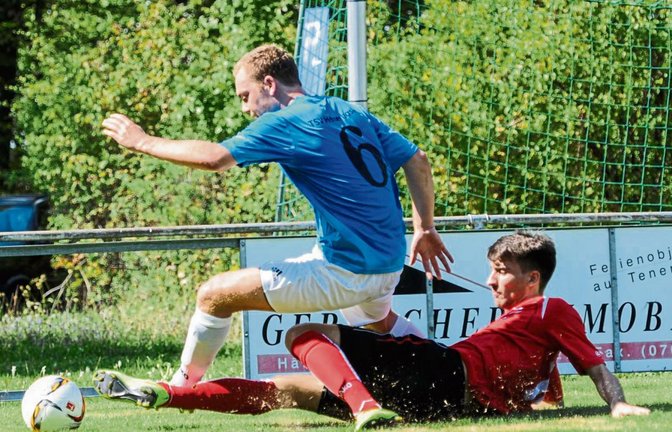 Einen Schritt schneller am Ball: Häfnerhaslachs Pascal Hirsch (links) klärt vor Horrheims Marko Gazinkovski. Foto: Leitner