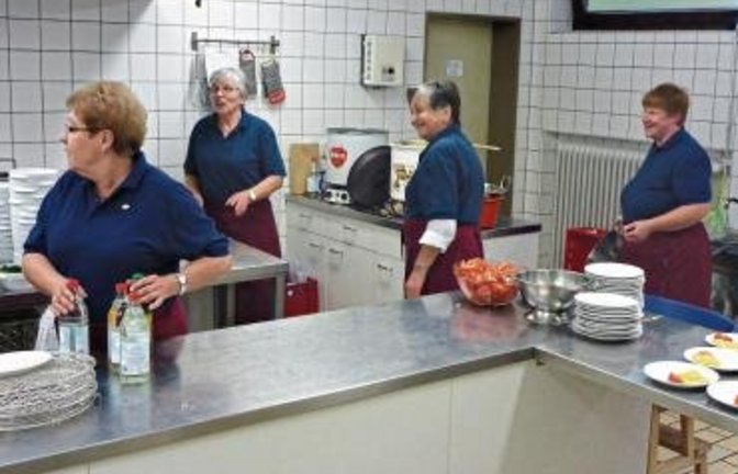 Für ihre Gäste packen die Landfrauen in der Küche tatkräftig an.  Foto: p