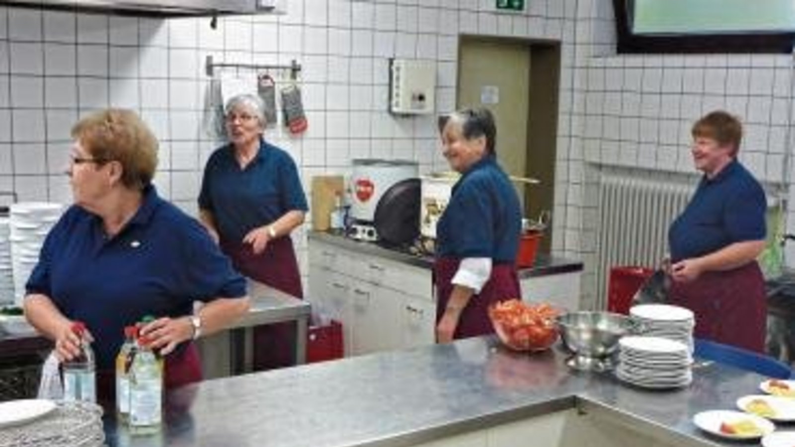 Für ihre Gäste packen die Landfrauen in der Küche tatkräftig an.  Foto: p