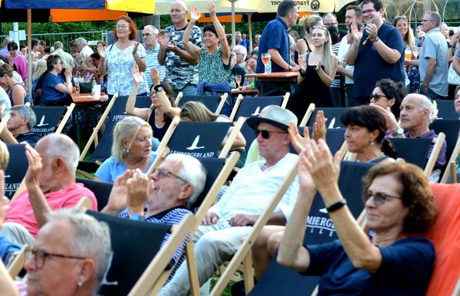 Gemütlich im Liegestuhl weilend lässt sich das Musik-Event offensichtlich prima genießen.  <span class='image-autor'>Fotos: Stahlfeld</span>