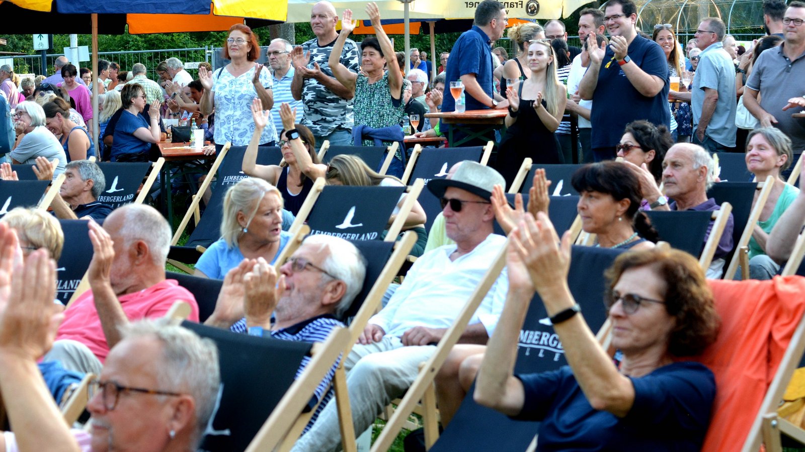 Gemütlich im Liegestuhl weilend lässt sich das Musik-Event offensichtlich prima genießen.  Fotos: Stahlfeld
