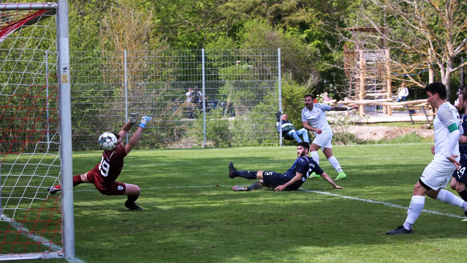 Marco Klein (hinten) schießt das 2:0 für den TSV Nussdorf über Besigheims Abwehrspieler Kubilay Senol hinweg und an Keeper Lars Block vorbei, während Samuel Grözinger (vorne) mitgelaufen ist und sich bereithält, nach seinem ersten Treffer hier erneut einzugreifen. Foto: Küppers