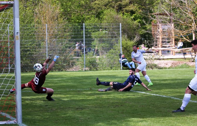Marco Klein (hinten) schießt das 2:0 für den TSV Nussdorf über Besigheims Abwehrspieler Kubilay Senol hinweg und an Keeper Lars Block vorbei, während Samuel Grözinger (vorne) mitgelaufen ist und sich bereithält, nach seinem ersten Treffer hier erneut einzugreifen. <span class='image-autor'>Foto: Küppers</span>