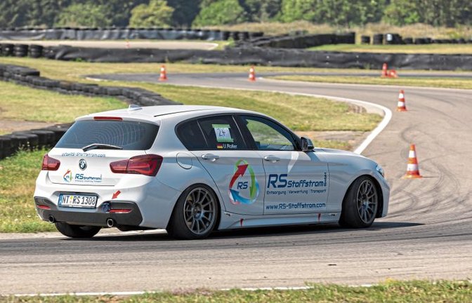 Mit dem RS-BMW M140i ist Udo Roller beim Automobilslalom in Bopfingen beim Bremsen über die Vorderachse in die Pylonengasse gerutscht. Foto: privat