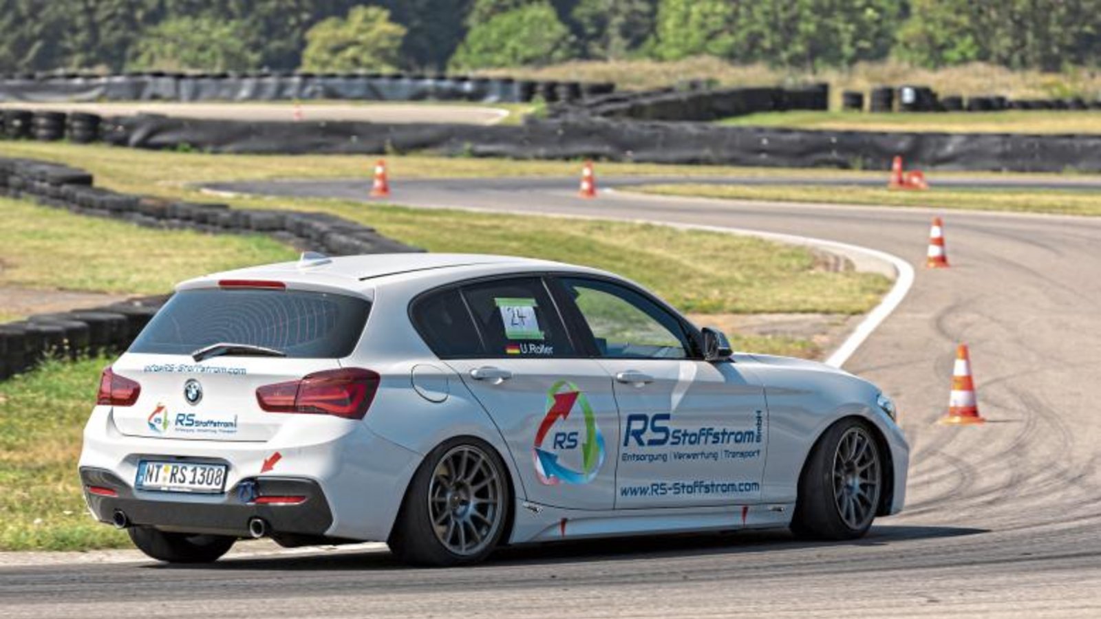 Mit dem RS-BMW M140i ist Udo Roller beim Automobilslalom in Bopfingen beim Bremsen über die Vorderachse in die Pylonengasse gerutscht. Foto: privat Mit dem RS-BMW M140i ist Udo Roller beim Automobilslalom in Bopfingen beim Bremsen über die Vorderachse in die Pylonengasse gerutscht. Foto: privat