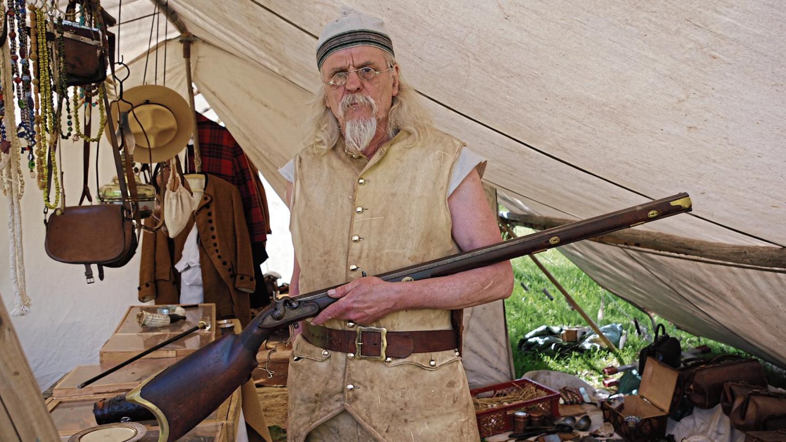 Seinen Nachnamen verrät Otto nicht, wohl aber, dass er aus der Eifel kommt, eigentlich Kölner ist und beim Westernlager die Rolle eines Händlers verkörpert. Fotos: Romanowski Seinen Nachnamen verrät Otto nicht, wohl aber, dass er aus der Eifel kommt, eigentlich Kölner ist und beim Westernlager die Rolle eines Händlers verkörpert. Fotos: Romanowski