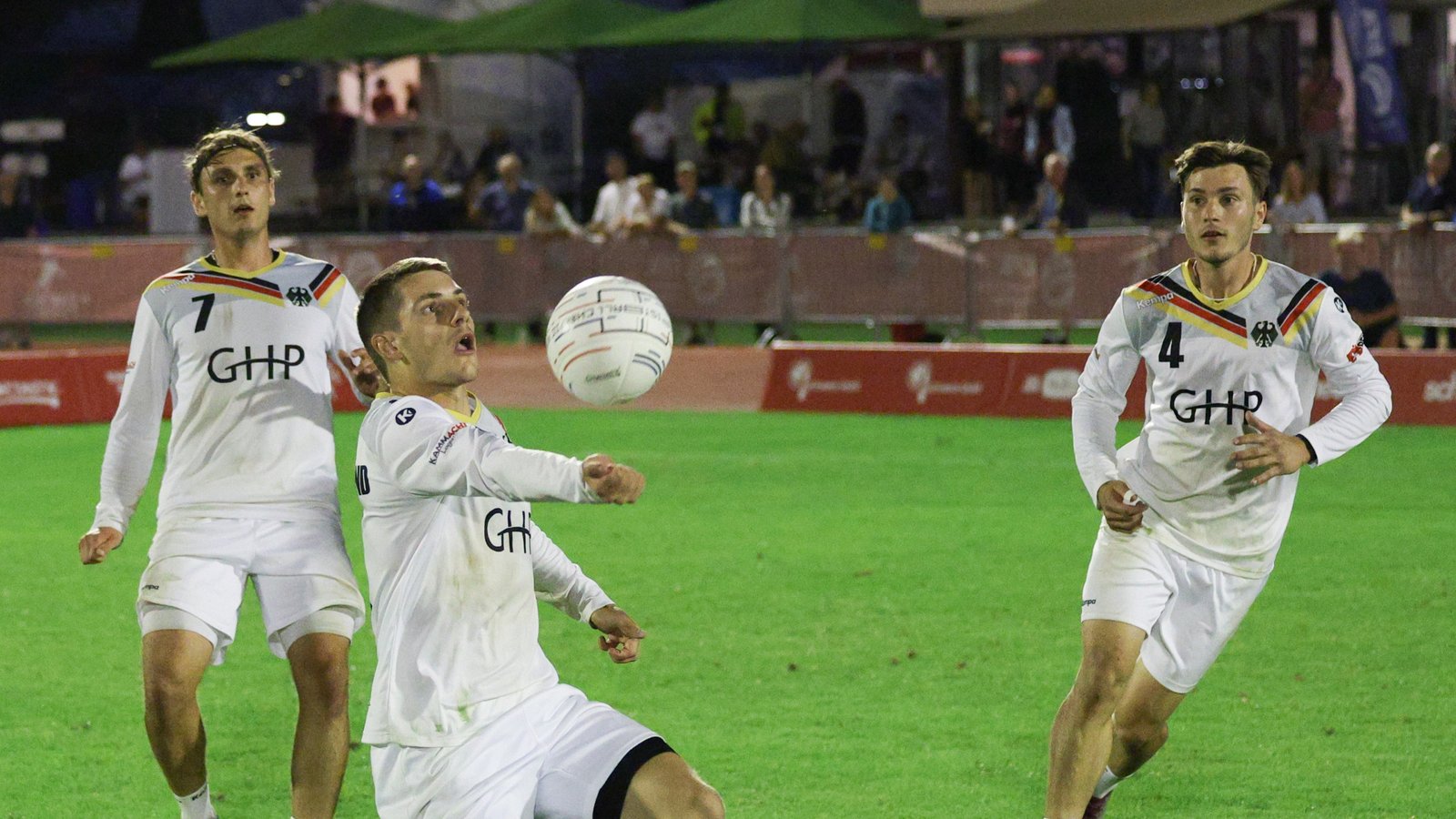 Jaro Jungclaussen (von links), Jakob Kilpper und Johannes Jungclaussen spielen eine perfekte Vorrunde. Foto: Deutsche Faustball Liga
