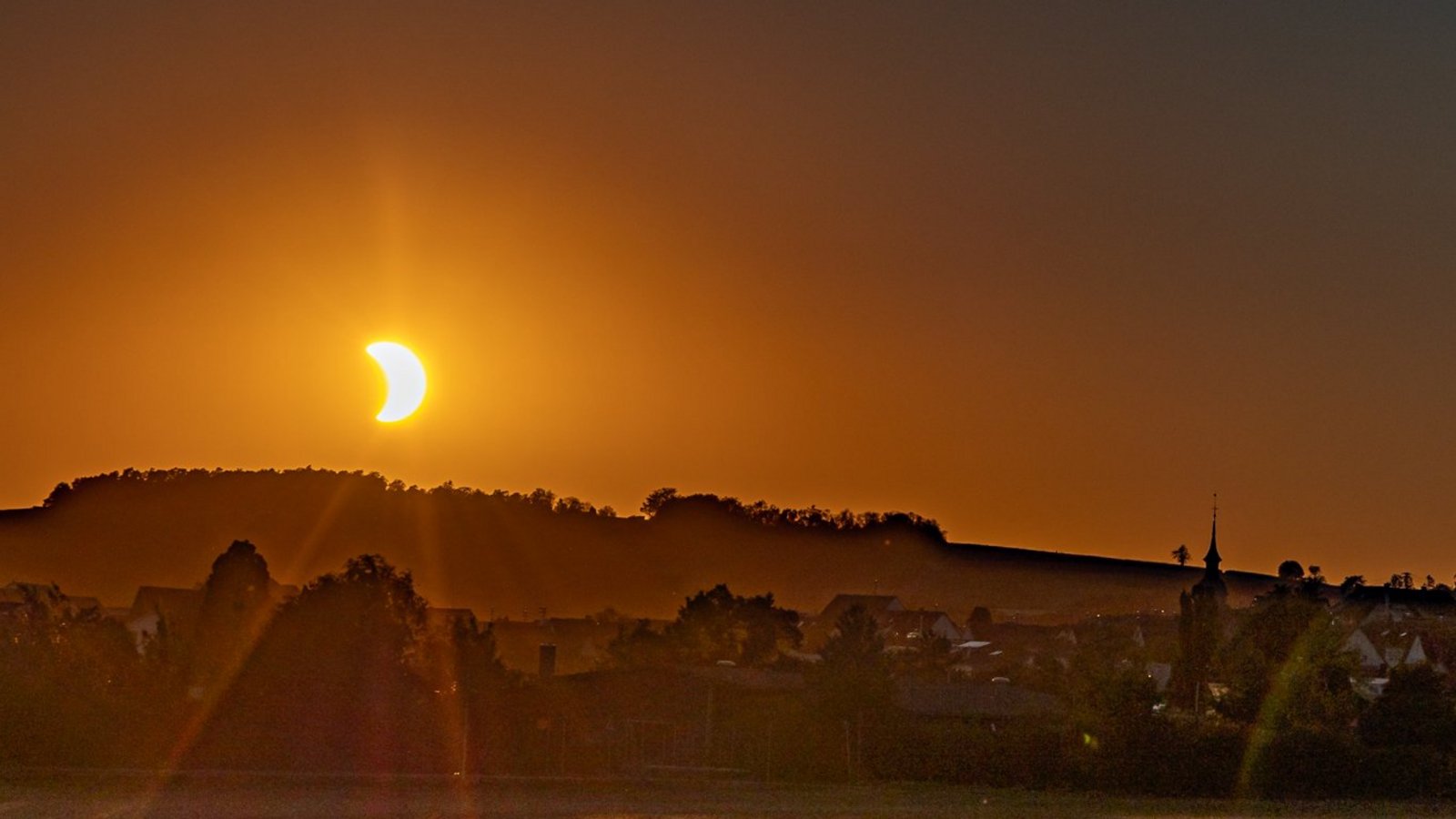 Eindrucksvoll: Die Sonnenfinsternis neben Schloss Kaltenstein. Foto: Hans-Joachim Rösner