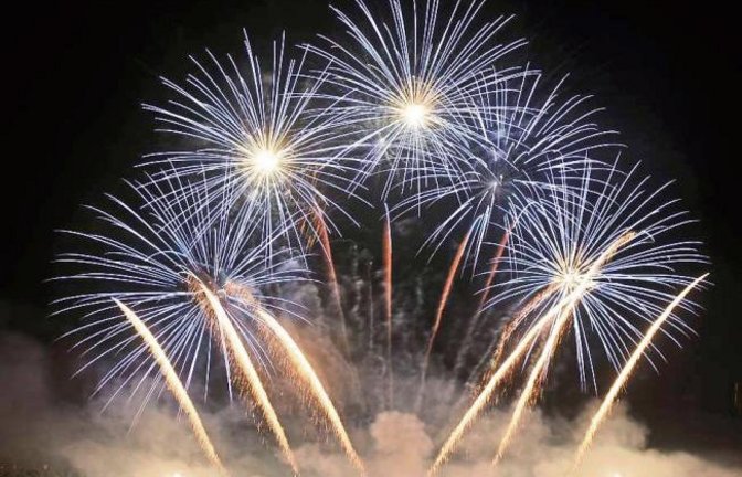 In einem fast 20-minütigen Feuerwerk über dem Blühenden Barock in Ludwigsburg wurden am Samstagabend Hunderte unterschiedlichster Effekte zu Musik von Copland und Wagner verbunden. Das Team des Blühenden Barocks hat zu Beginn der Dämmerung den Park mit me