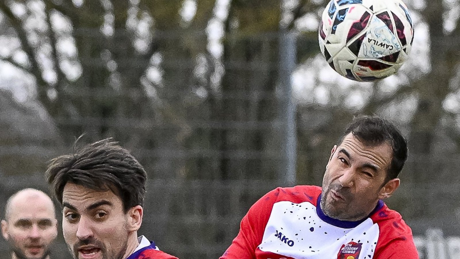 Für die SGM Nussdorf/Roßwag klärt Roberto Ancona (hinten) per Kopf gegen die SGM Hohenhaslach/Freudental. Fotos: Leitner