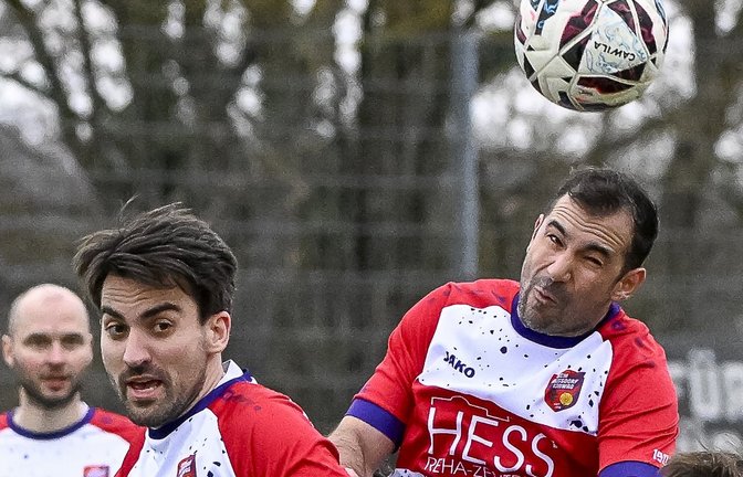 Für die SGM Nussdorf/Roßwag klärt Roberto Ancona (hinten) per Kopf gegen die SGM Hohenhaslach/Freudental. <span class='image-autor'>Fotos: Leitner</span>