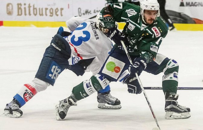 Auf dem Weg zum 2:1 setzt sich Bietigheims Robin Just (rechts) gegen Heilbronns David Haase durch. Foto: Simecek