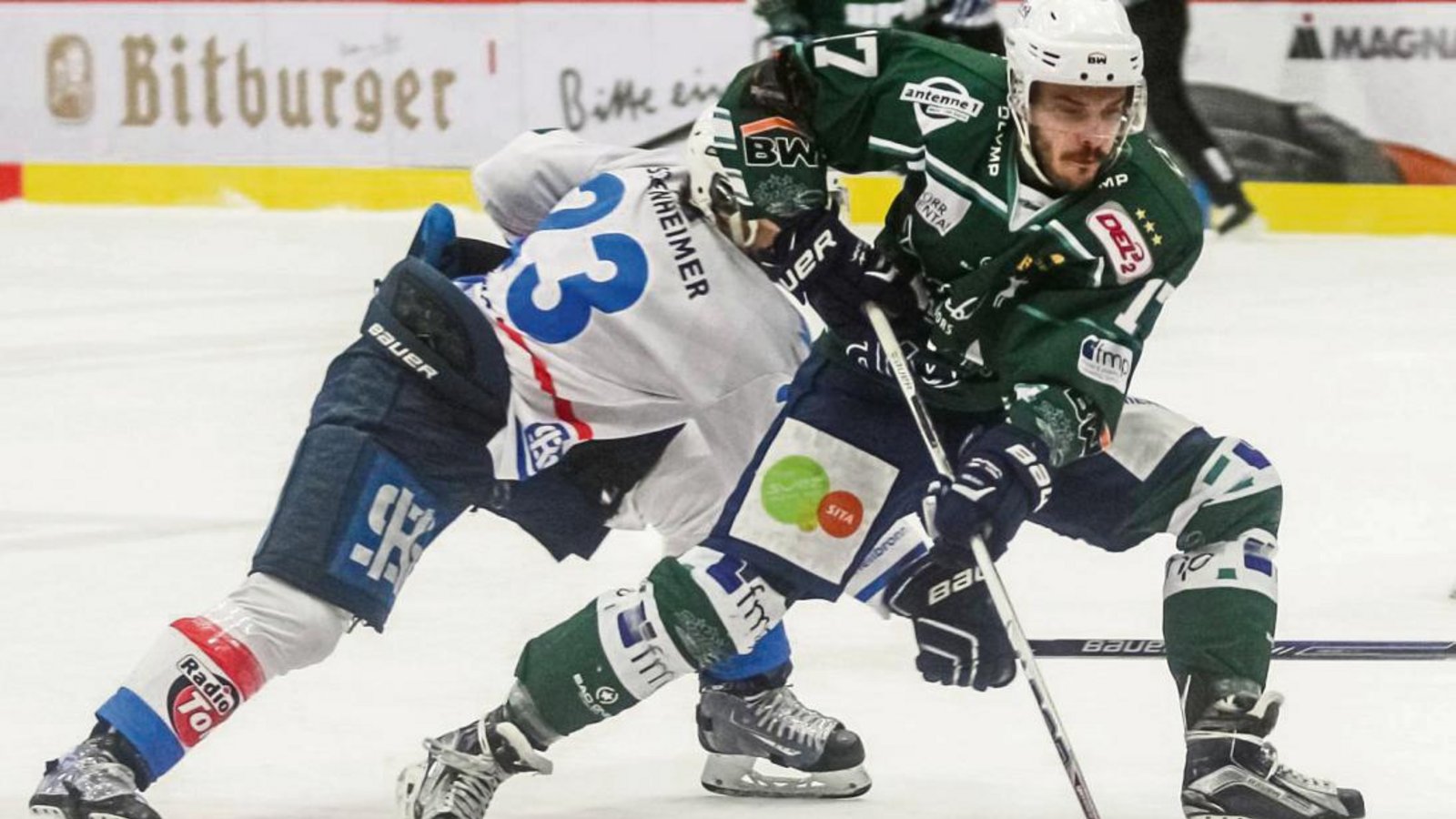 Auf dem Weg zum 2:1 setzt sich Bietigheims Robin Just (rechts) gegen Heilbronns David Haase durch. Foto: Simecek Auf dem Weg zum 2:1 setzt sich Bietigheims Robin Just (rechts) gegen Heilbronns David Haase durch. Foto: Simecek