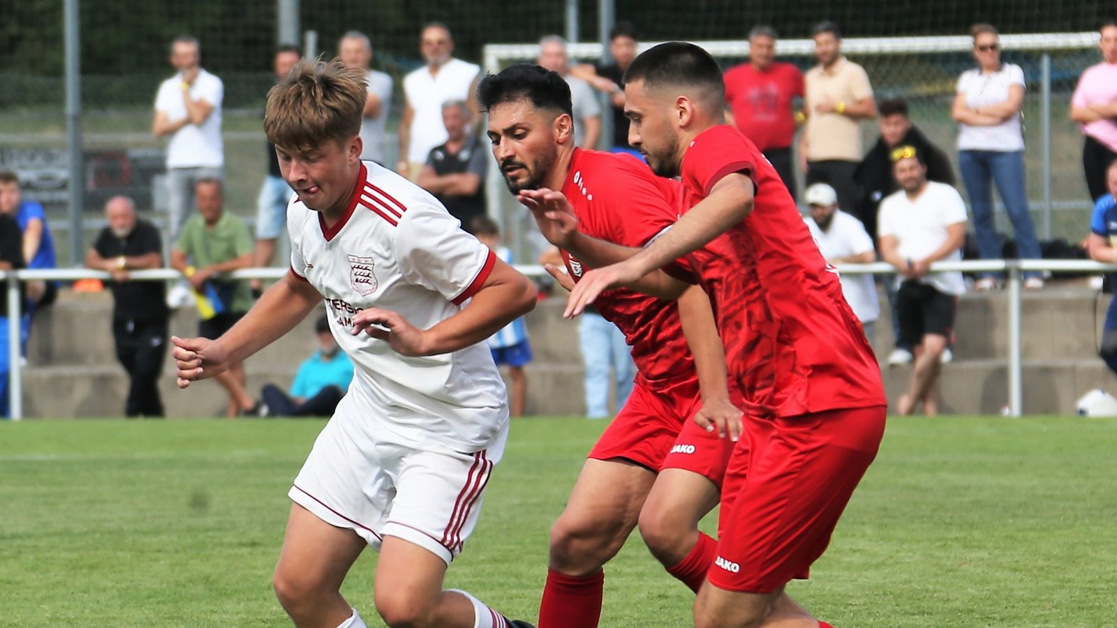 Ein Bild aus dem vergangenen Jahr: Daniel Migulla (links) vom TSV Großglattbach im Kampf um den Ball. Foto: Küppers Ein Bild aus dem vergangenen Jahr: Daniel Migulla (links) vom TSV Großglattbach im Kampf um den Ball. Foto: Küppers