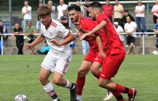 Ein Bild aus dem vergangenen Jahr: Daniel Migulla (links) vom TSV Großglattbach im Kampf um den Ball. <span class='image-autor'>Foto: Küppers</span>