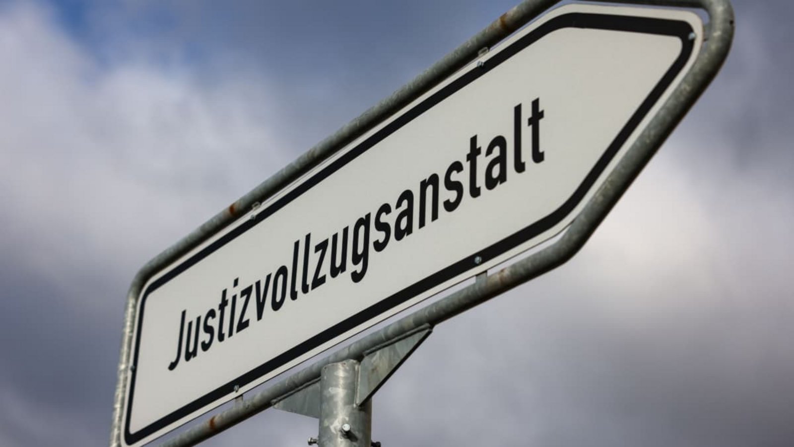 Ein Schild weist den Weg zur Justizvollzugsanstalt Chemnitz.Jan Woitas/dpa