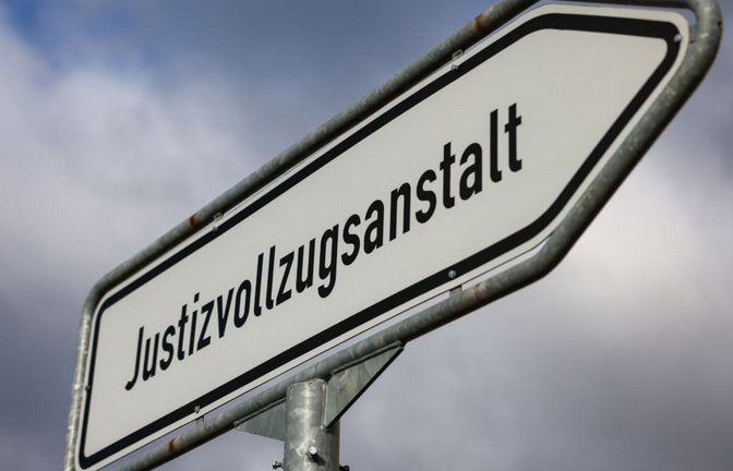 Ein Schild weist den Weg zur Justizvollzugsanstalt Chemnitz.<span class='image-autor'>Jan Woitas/dpa</span>