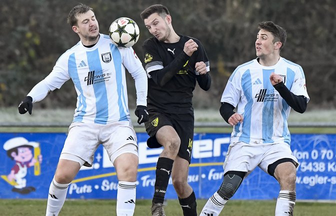 Niklas Laufenberg (links) und Nico Wäbisch (rechts) vom VfB Vaihingen nehmen Nick Heckele aus Ensingen in die Zange. <span class='image-autor'>Fotos: Leitner</span>