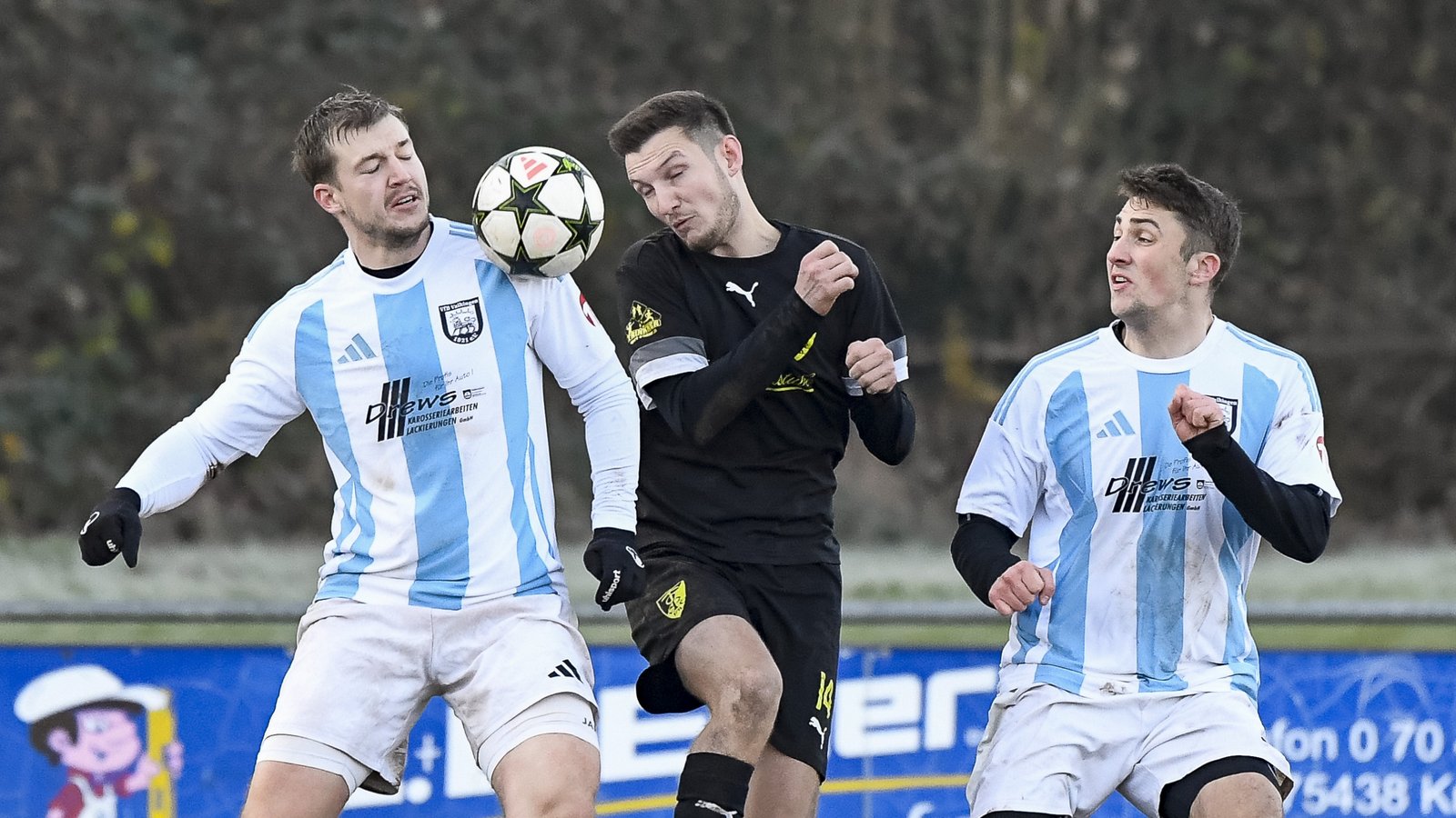 Niklas Laufenberg (links) und Nico Wäbisch (rechts) vom VfB Vaihingen nehmen Nick Heckele aus Ensingen in die Zange. Fotos: Leitner Niklas Laufenberg (links) und Nico Wäbisch (rechts) vom VfB Vaihingen nehmen Nick Heckele aus Ensingen in die Zange. Fotos: Leitner