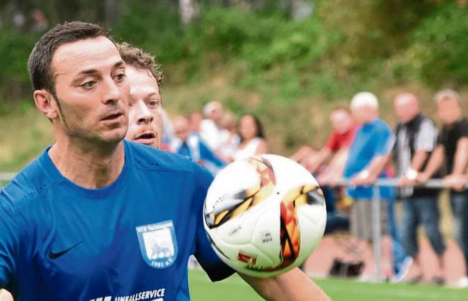 Den Ball fest im Blick: Vaihingens Okan Ilhan (vorne) und Marcel Schmid. Der TSV Ensingen hatte in dem Derby gestern mit 1:4 das Nachsehen. Foto: Leitner