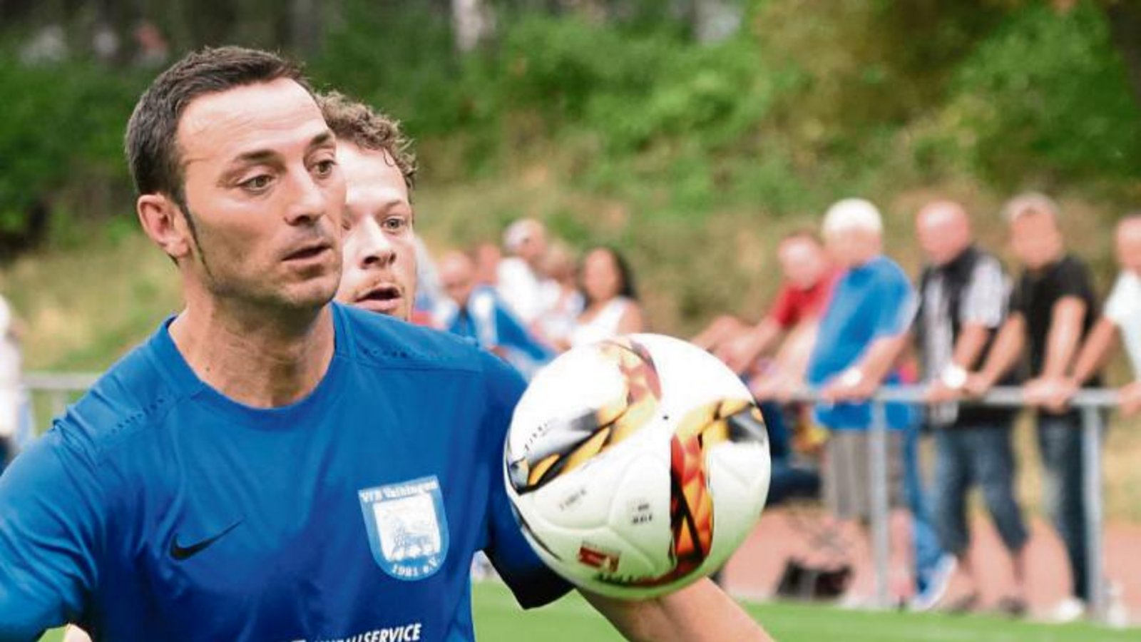 Den Ball fest im Blick: Vaihingens Okan Ilhan (vorne) und Marcel Schmid. Der TSV Ensingen hatte in dem Derby gestern mit 1:4 das Nachsehen. Foto: Leitner Den Ball fest im Blick: Vaihingens Okan Ilhan (vorne) und Marcel Schmid. Der TSV Ensingen hatte in dem Derby gestern mit 1:4 das Nachsehen. Foto: Leitner