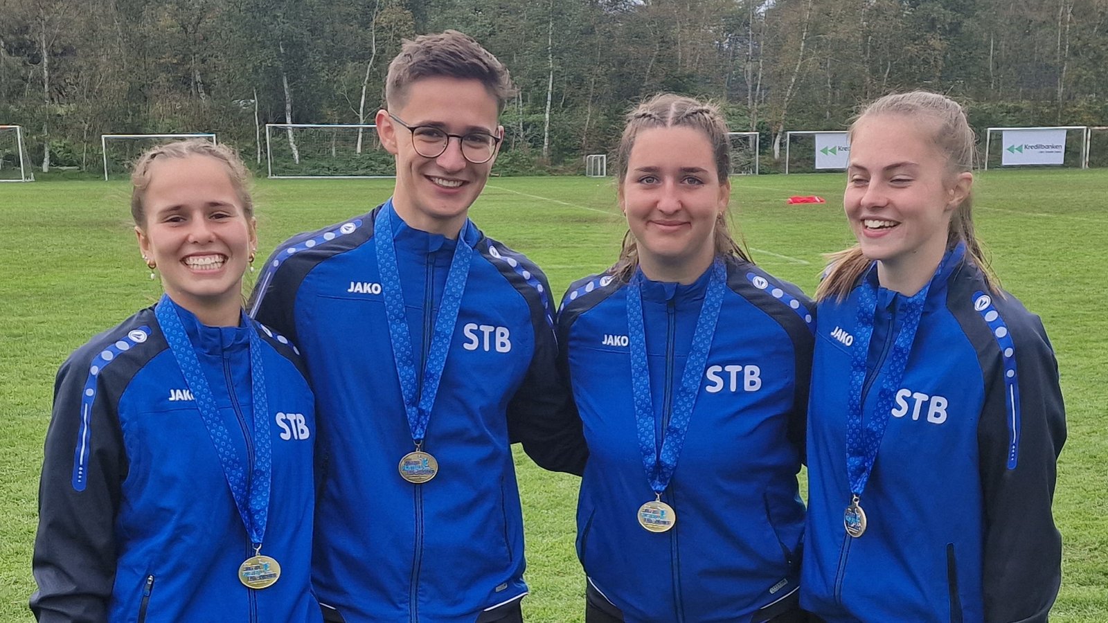 Gelblich schimmern alle Medaillen, egal ob die Bronzene bei Max Staudenecker oder Gold bei (von links) Eva Winkler, Lisa Knodel und Ricarda Stübbe.