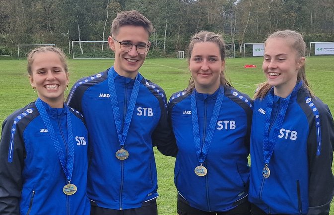 Gelblich schimmern alle Medaillen, egal ob die Bronzene bei Max Staudenecker oder Gold bei (von links) Eva Winkler, Lisa Knodel und Ricarda Stübbe.