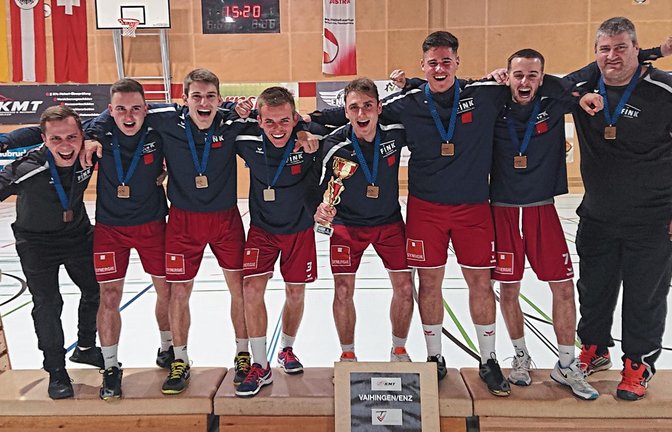 Bejubeln die Bronzemedaille beim Champions-Cup: (von links) Betreuer Alexander Perleß, Jacob Jungclaussen, Jakob Kilpper, Nils Hantke, Jaro Jungclaussen, Michael Knodel, Max Winkler sowie Trainer Markus Knodel  Foto: privat