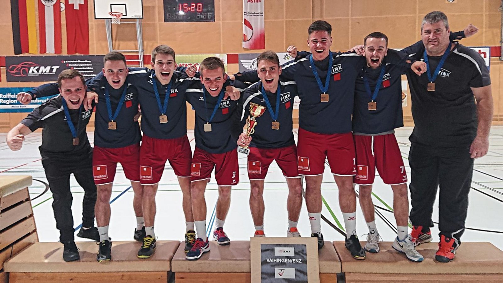 Bejubeln die Bronzemedaille beim Champions-Cup: (von links) Betreuer Alexander Perleß, Jacob Jungclaussen, Jakob Kilpper, Nils Hantke, Jaro Jungclaussen, Michael Knodel, Max Winkler sowie Trainer Markus Knodel Foto: privat Bejubeln die Bronzemedaille beim Champions-Cup: (von links) Betreuer Alexander Perleß, Jacob Jungclaussen, Jakob Kilpper, Nils Hantke, Jaro Jungclaussen, Michael Knodel, Max Winkler sowie Trainer Markus Knodel Foto: privat
