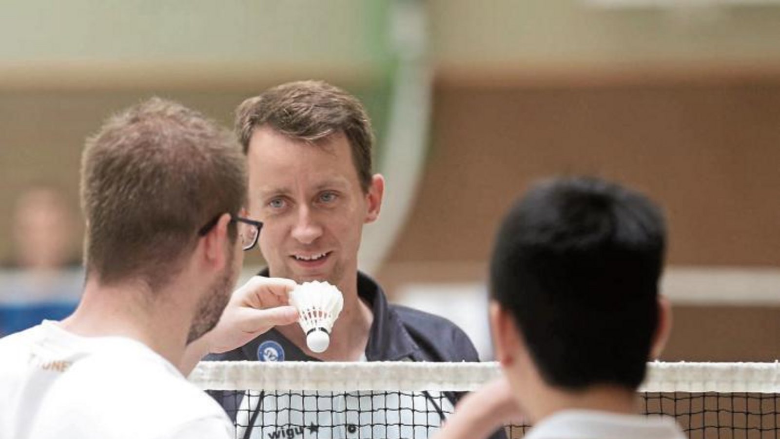 Kann man mit dem Ding noch spielen? Silvan Bopp fachsimpelt mit seinen Kontrahenten im Männerdoppel über die Qualität eines leicht angeschlagenen Federballs. Foto: Küppers Kann man mit dem Ding noch spielen? Silvan Bopp fachsimpelt mit seinen Kontrahenten im Männerdoppel über die Qualität eines leicht angeschlagenen Federballs. Foto: Küppers