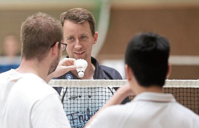 Kann man mit dem Ding noch spielen? Silvan Bopp fachsimpelt mit seinen Kontrahenten im Männerdoppel über die Qualität eines leicht angeschlagenen Federballs. Foto: Küppers