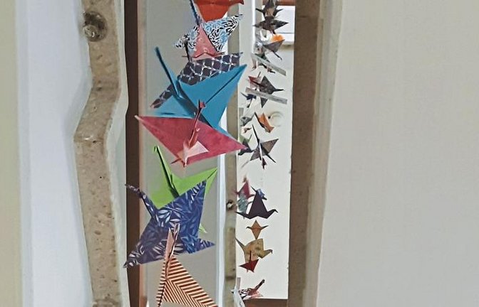 400 gefaltete Papierkraniche im Treppenhaus des Bietigheimer Krankenhauses. Foto: p