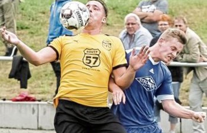 Timo Etzel (links) setzt sich mit Hohenhaslach/Freudental II im Laufduell gegen Bönnigheim durch, verliert das kleine Finale aber letztlich im Elfmeterschießen.  Foto: Simecek