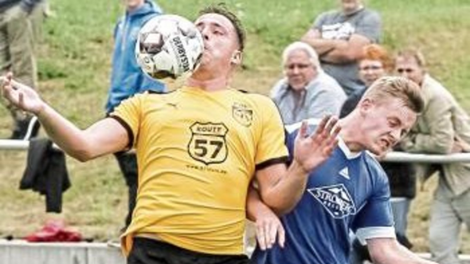 Timo Etzel (links) setzt sich mit Hohenhaslach/Freudental II im Laufduell gegen Bönnigheim durch, verliert das kleine Finale aber letztlich im Elfmeterschießen.  Foto: Simecek