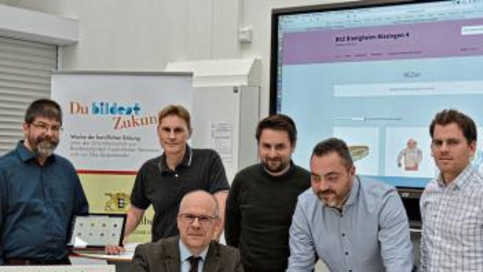 Teilnehmende Lehrkräfte von „Berufsschule digital“ am BSZ (von links): Andreas Kröll, Ralph Peter Dröge (Projektkoordinator), Schulleiter Stefan Ranzinger, Andre Ortega, Murat Tigli und Joachim Grund. Foto: p Teilnehmende Lehrkräfte von „Berufsschule digital“ am BSZ (von links): Andreas Kröll, Ralph Peter Dröge (Projektkoordinator), Schulleiter Stefan Ranzinger, Andre Ortega, Murat Tigli und Joachim Grund. Foto: p