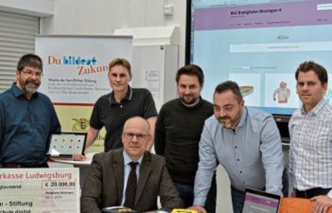 Teilnehmende Lehrkräfte von „Berufsschule digital“ am BSZ (von links): Andreas Kröll, Ralph Peter Dröge (Projektkoordinator), Schulleiter Stefan Ranzinger, Andre Ortega, Murat Tigli und Joachim Grund.  Foto: p