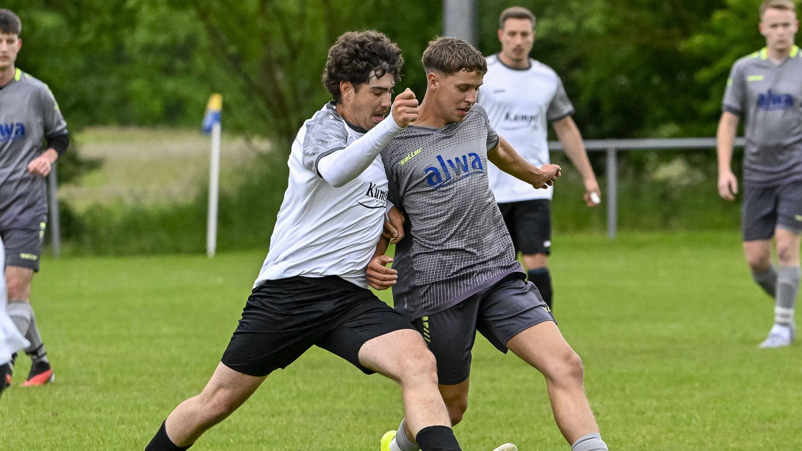 Finley Buchenroth (links) hat mit der SGM Riexingen eine Mammutaufgabe zu bewältigen. Foto: Leitner