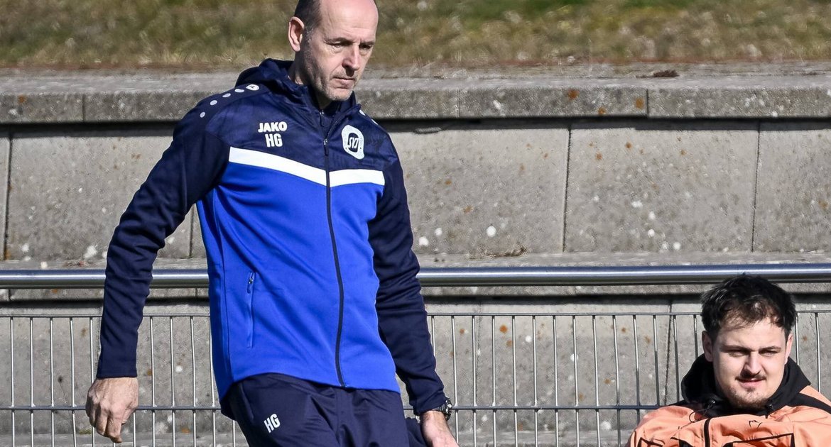 SV Illingen (blauer Dress)  - FV 09 Niefern, 23.02.2025,   Fußball, Männer, Kreisliga A3, Enz-Murr, Saison 2024 / 2025, Freundschaftsspiel, Vorbereitung, Vorbereitungsspiel,  SV Illingen Trainer Hüsnü Gür