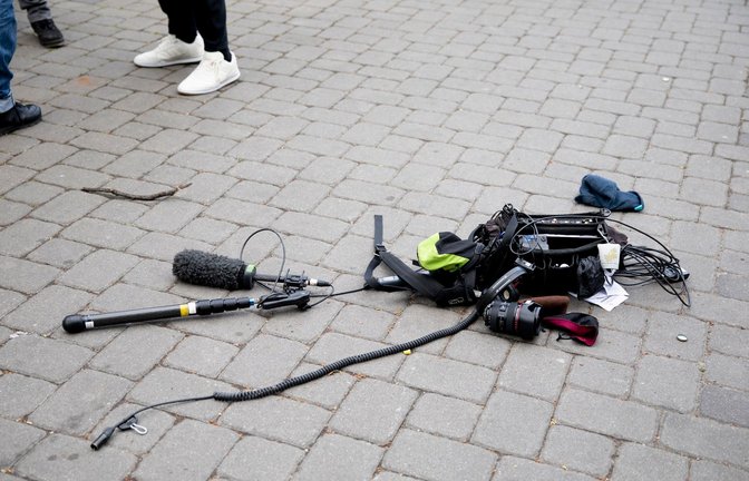 Die Ausrüstung eines Kamerateams liegt nach einem Übergriff in Berlin auf dem Boden.<span class='image-autor'>Foto: Christoph Soeder/dpa</span>