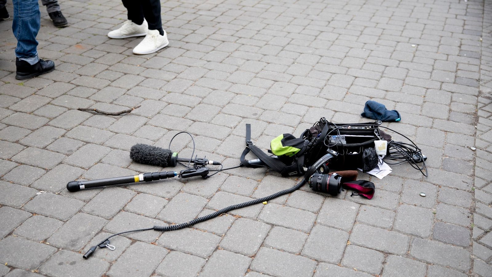 Die Ausrüstung eines Kamerateams liegt nach einem Übergriff in Berlin auf dem Boden.Foto: Christoph Soeder/dpa