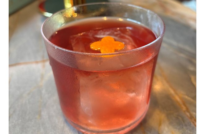 Ein Negroni mit Eiswürfel und Orangenzeste.<span class='image-autor'>Foto: nja</span>