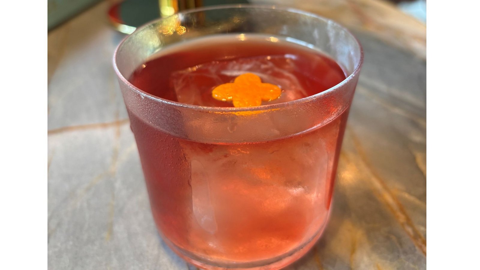 Ein Negroni mit Eiswürfel und Orangenzeste.Foto: nja Ein Negroni mit Eiswürfel und Orangenzeste.Foto: nja