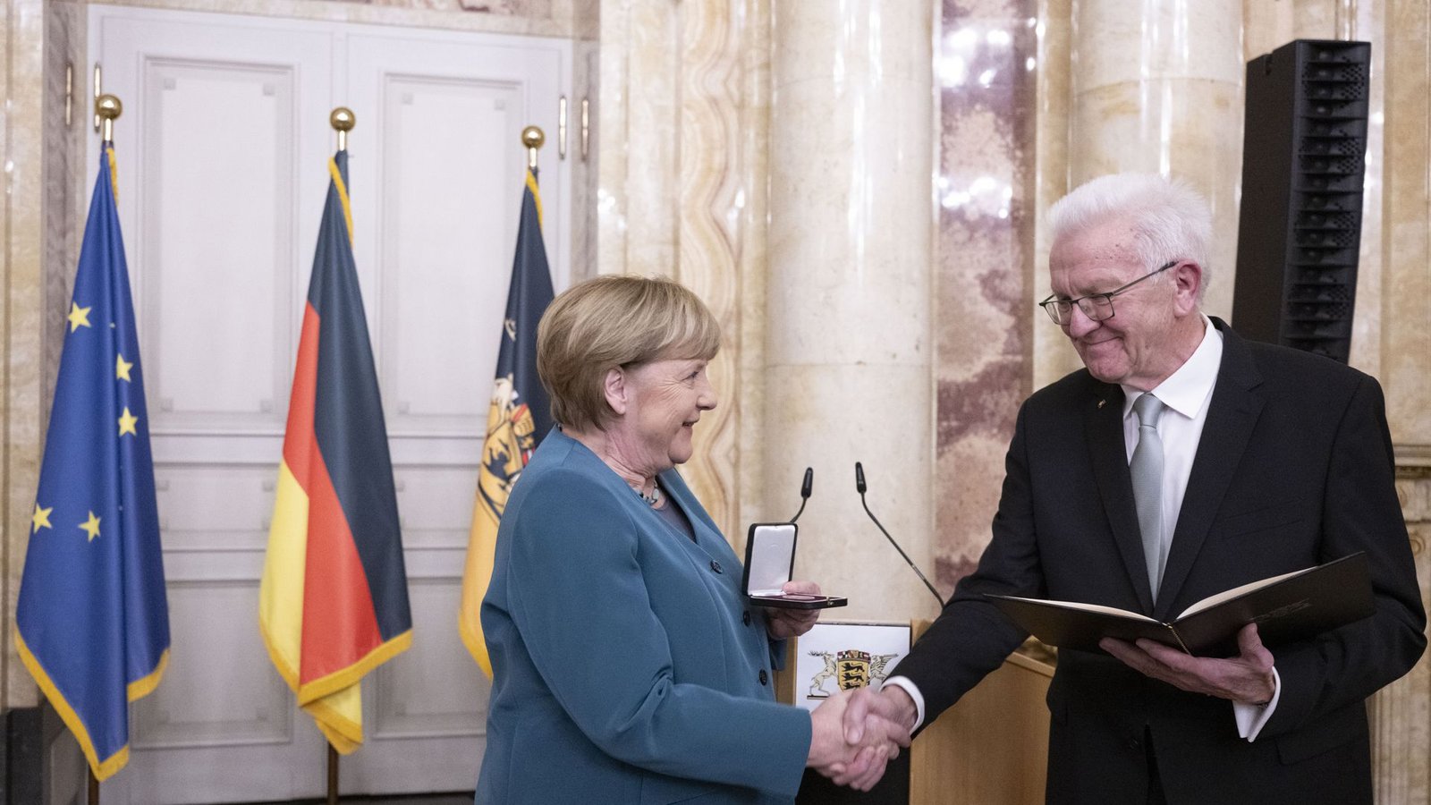 Winfried Kretschmann ehrte Angela Merkel vor wenigen Wochen mit der Stauffer-Medaille – und hatte noch etwas Persönliches dabei.Foto: Marijan Murat/dpa Winfried Kretschmann ehrte Angela Merkel vor wenigen Wochen mit der Stauffer-Medaille – und hatte noch etwas Persönliches dabei.Foto: Marijan Murat/dpa
