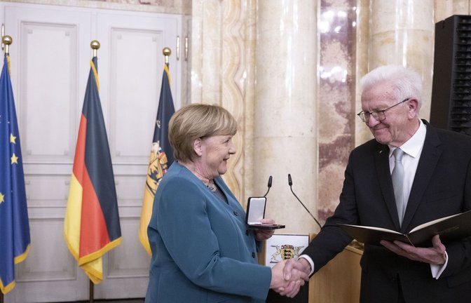 Winfried Kretschmann ehrte Angela Merkel vor wenigen Wochen mit der Stauffer-Medaille – und hatte noch etwas Persönliches dabei.<span class='image-autor'>Foto: Marijan Murat/dpa</span>